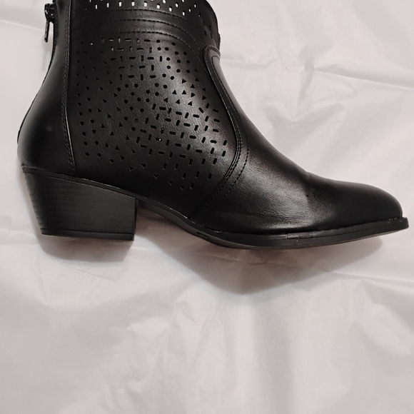 Elegant Black Ankle Boots - Picture 3 of 4